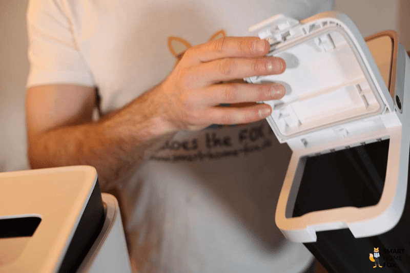 Толстый резиновый обод емкости для грязной воды виден крупным планом.